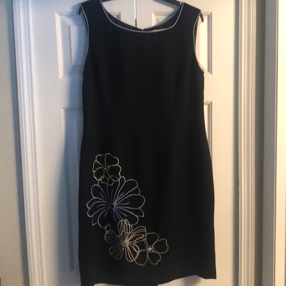 Amanda Smith Black lined sheath dress w/flowers